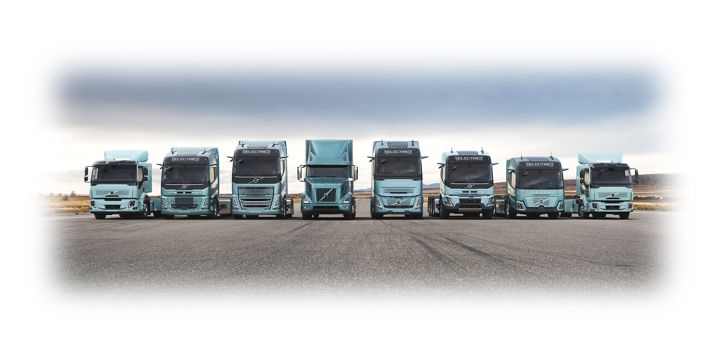 La gamme de camions électriques Volvo Trucks alignée sur une piste
