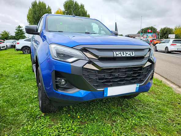 N60 Space Nitro sport Isuzu bleu métalisé