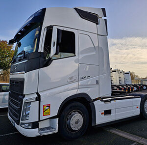 VOLVO FH 42T BLANC SUR UN PARKING VUE DE GAUCHE