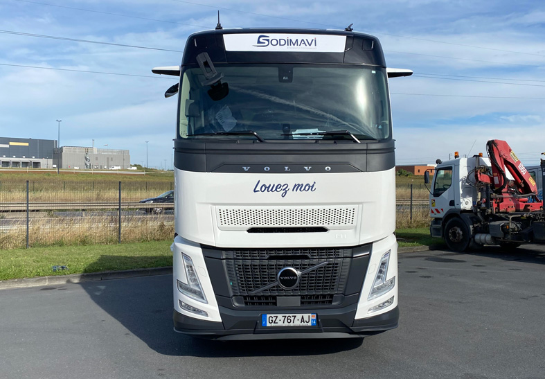 Volvo FH Sodimavi de location vue de face sur un parking