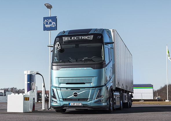 Volvo FH électrique sur une borne de charge électrique