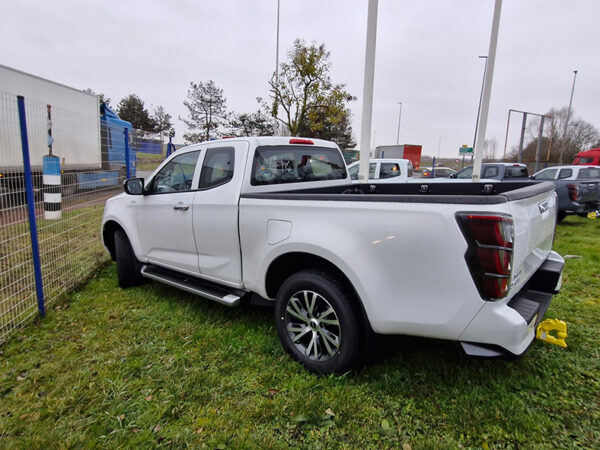 ISUZU DMAX SPACE N60F+ 2024 - DOLOMITE WHITE PEARL – Image 3