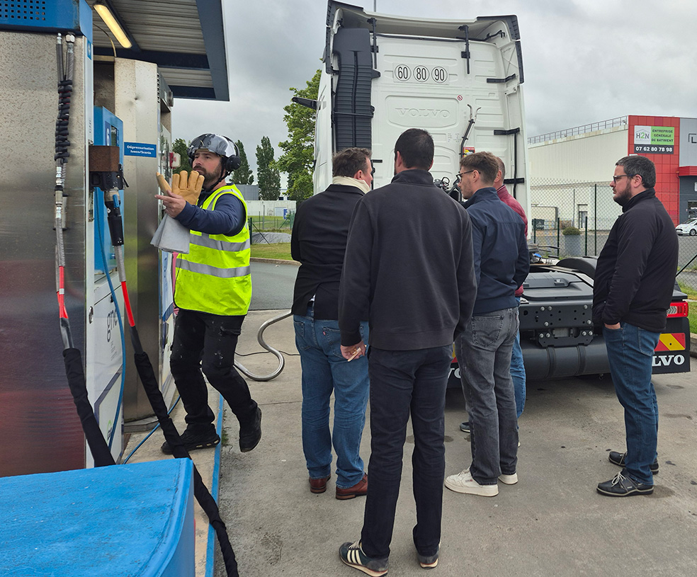 Démonstration du ravitaillement GNL avec équipements de protection lors du LNG TOUR Sodimavi