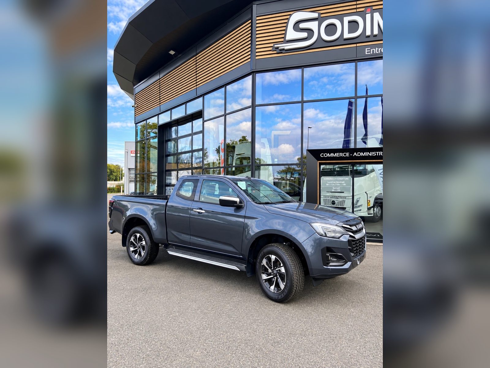 Isuzu D-MAX Space Prestige neuf 2026 gris Obsidian, vue trois-quarts avant devant l'agence Sodimavi de Saran